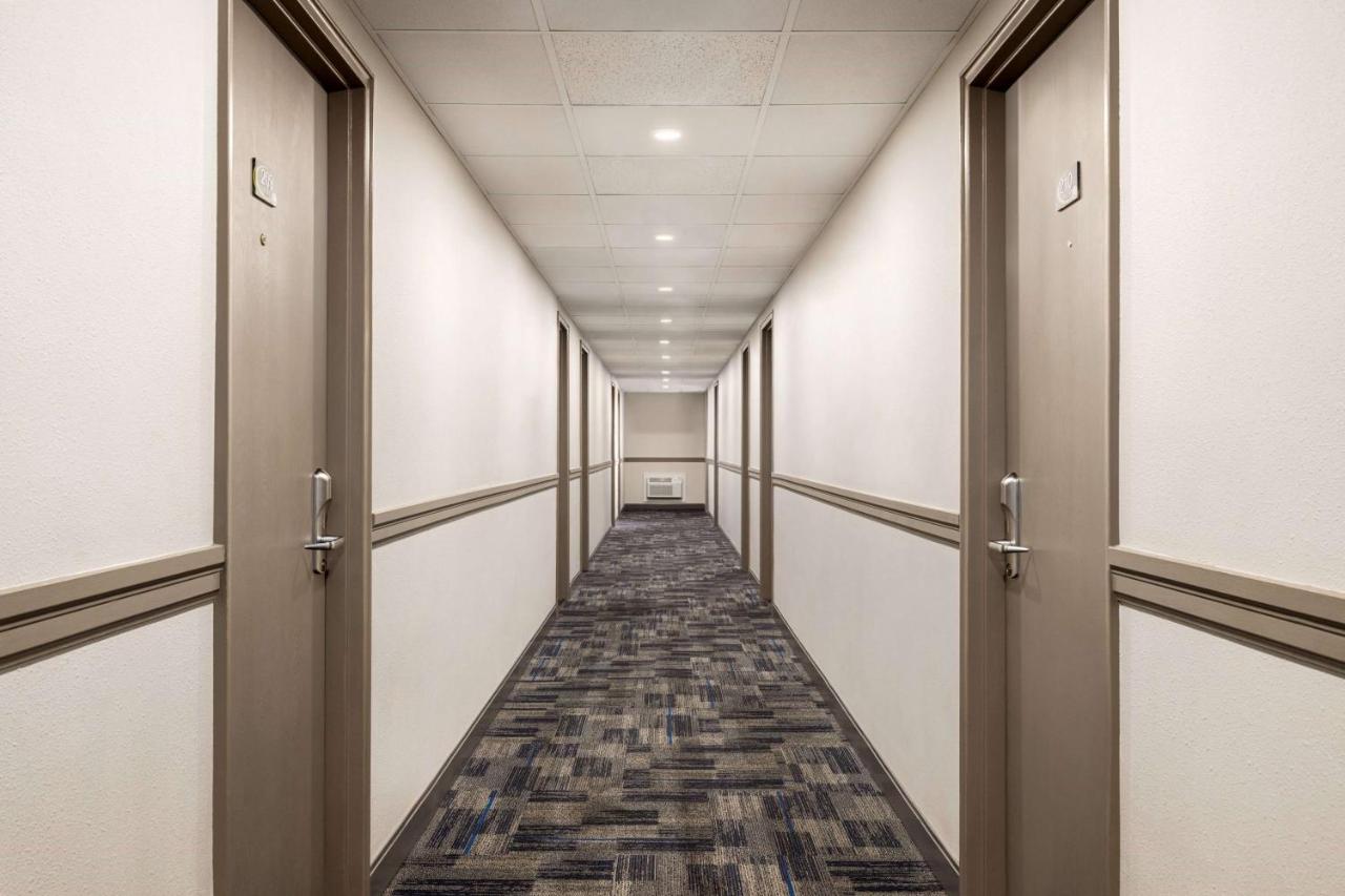 Hotel Super 8 By Wyndham Sarnia On Extérieur photo