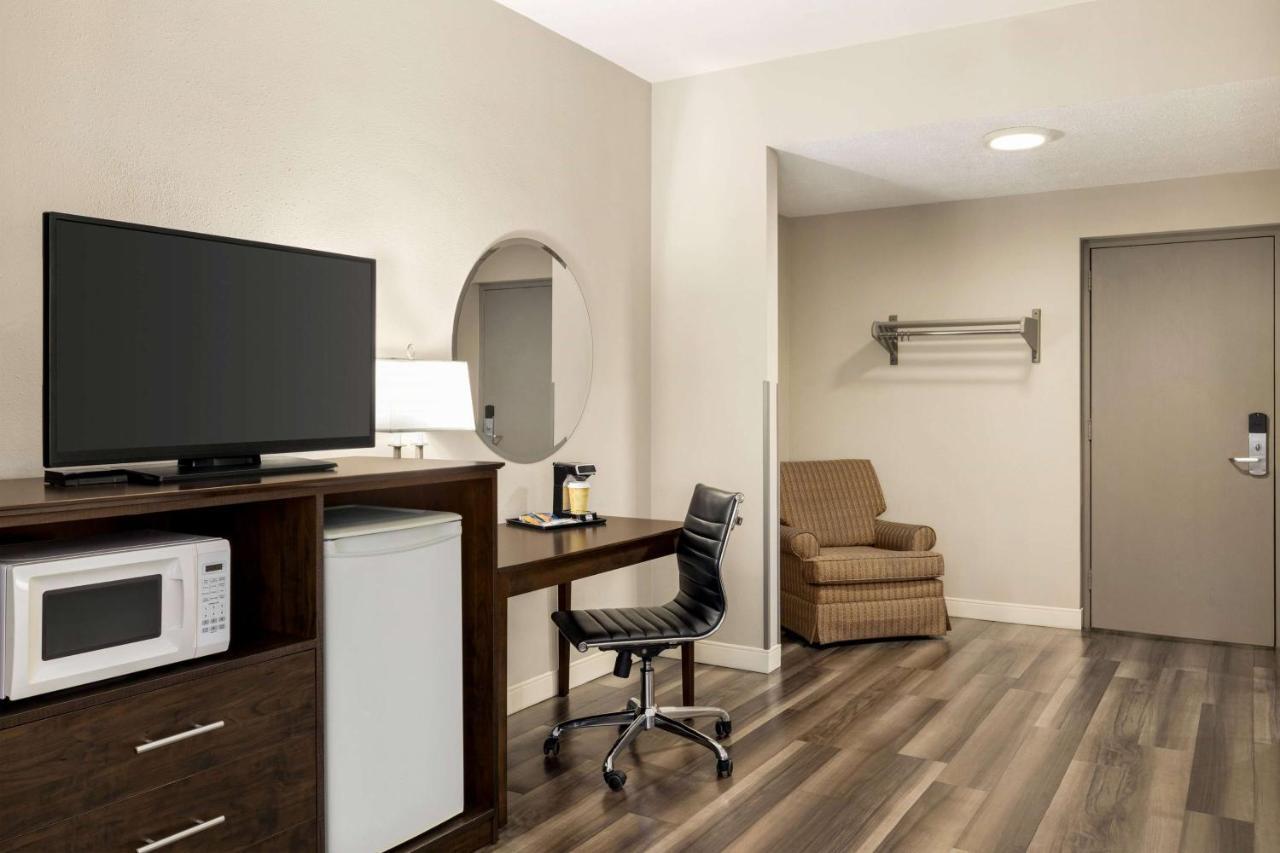 Hotel Super 8 By Wyndham Sarnia On Extérieur photo