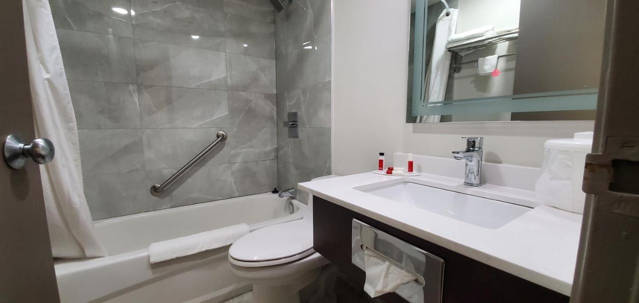 Hotel Super 8 By Wyndham Sarnia On Extérieur photo