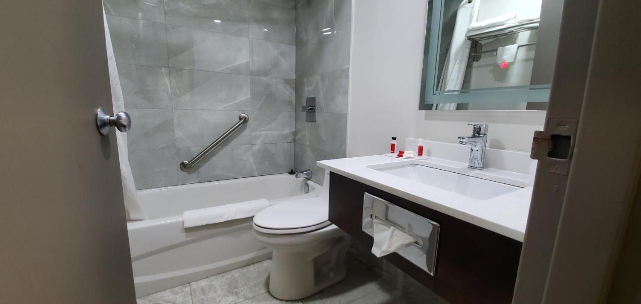 Hotel Super 8 By Wyndham Sarnia On Extérieur photo